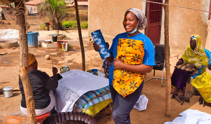 Une Guinéenne montre un textile teint à la main